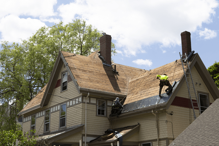 Mężczyzna wykonujący prace dachowe